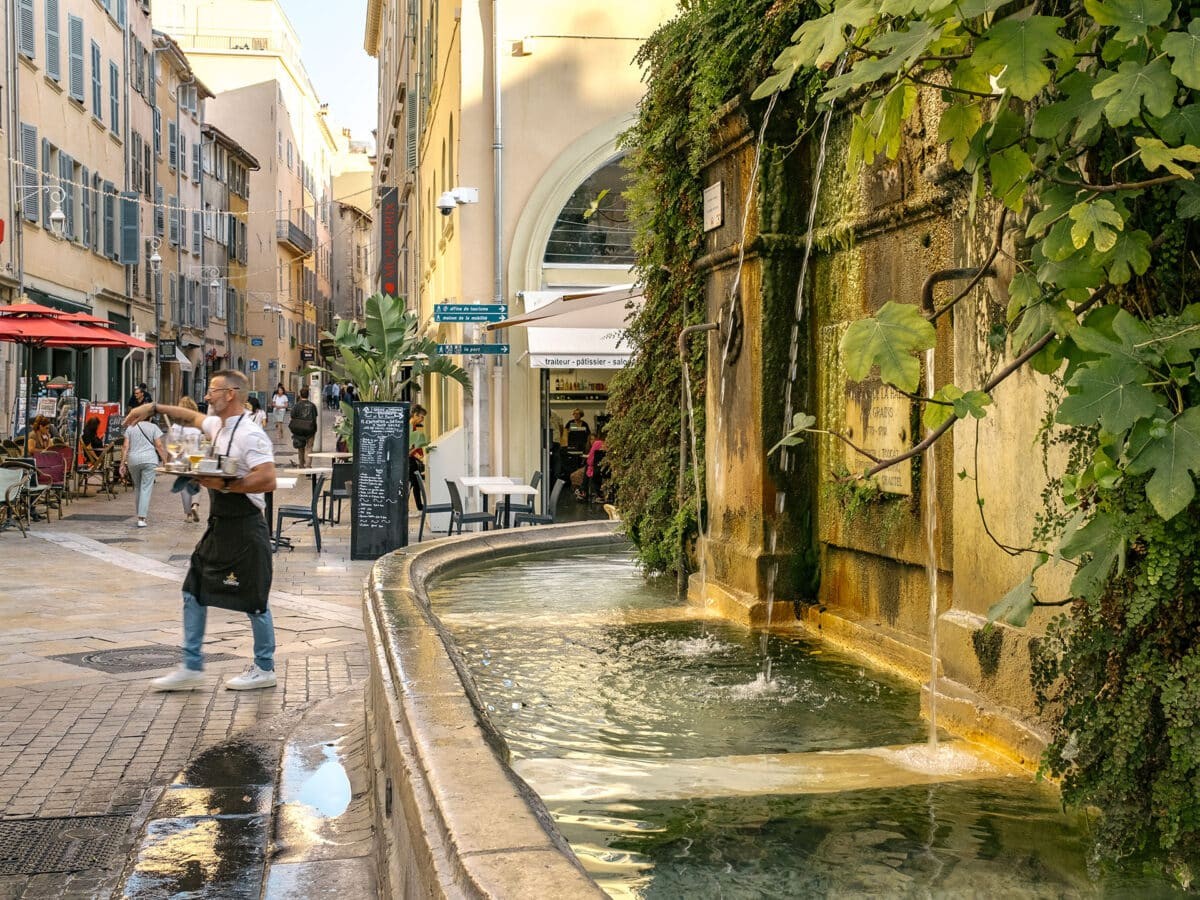 Ruelles et fontaine Basse Ville Toulon — vie étudiante quartiers