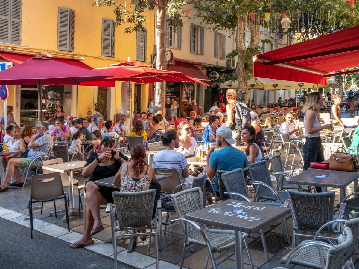 Terrasses animées village du Mourillon Toulon — vie étudiante