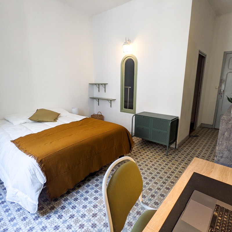 Chambre avec salle de bain privée avec carreaux de ciment et miroir arche — Coliving étudiant centre-ville Toulon