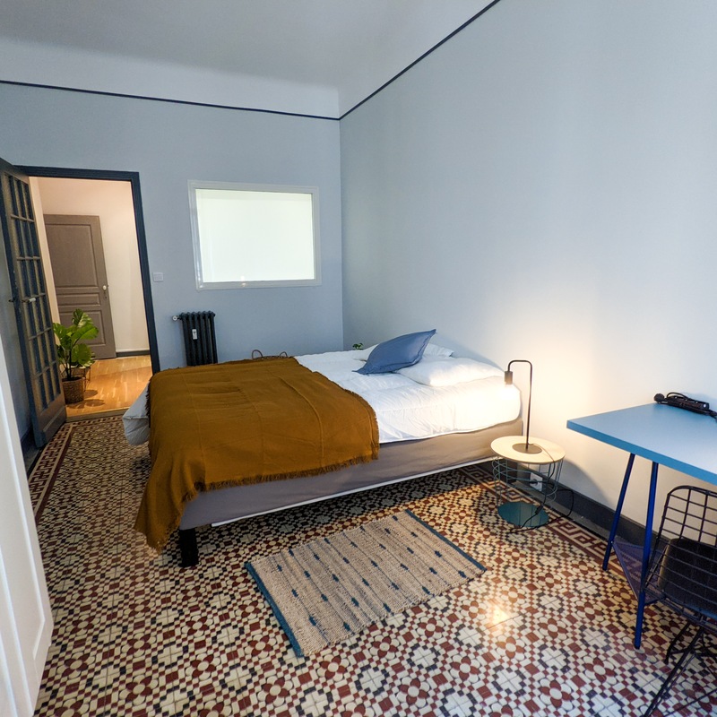 Chambre bleue avec carreaux de ciment et bureau — Coliving Chalucet logement étudiant Toulon