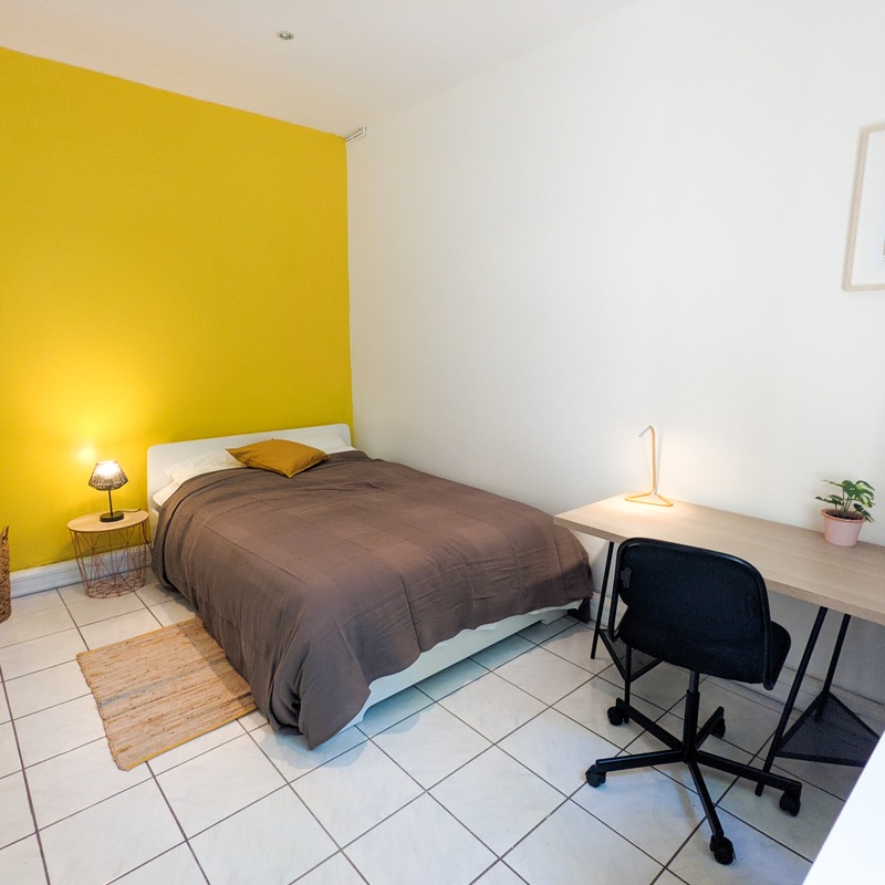 Chambre jaune avec mur coloré lit double et bureau — Coliving étudiant Toulon