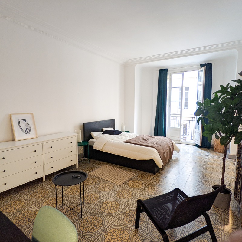 Grande chambre lumineuse carreaux de ciment dorés et balcon — Coliving étudiant Toulon Chalucet