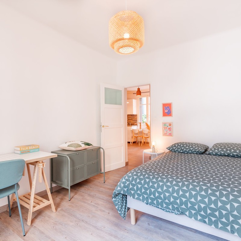 Chambre avec lit double et bureau — Appartement Havana colocation Mourillon Toulon