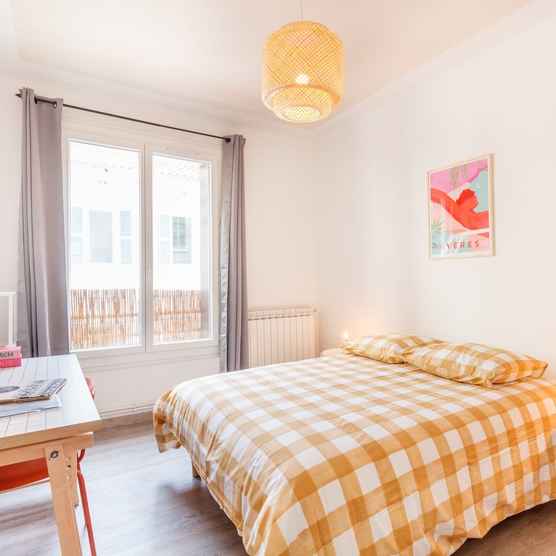 Chambre cosy avec linge jaune — Appartement T3 colocation Toulon Mourillon