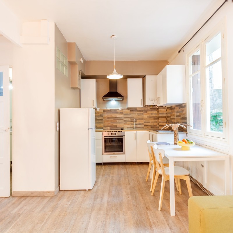 Cuisine équipée four et réfrigérateur — Appartement colocation Toulon