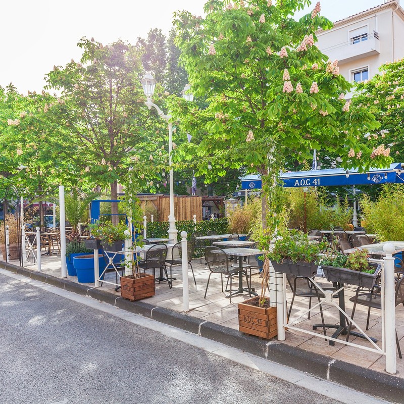 Terrasse café quartier Mourillon Toulon — logement étudiant proche commerces