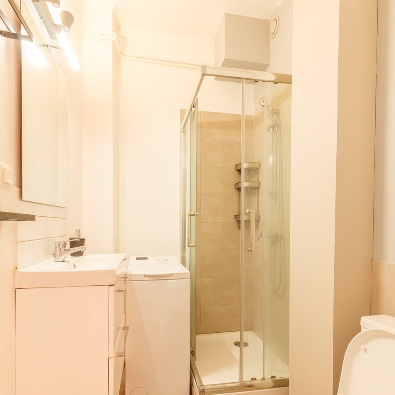 Salle de bain avec douche et lave-linge — Appartement étudiant Toulon
