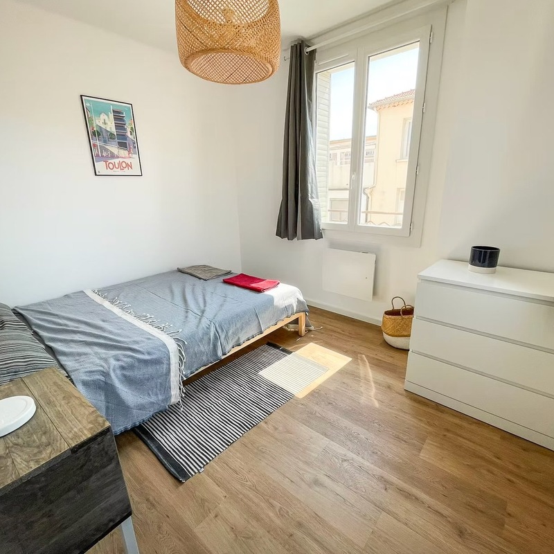 Chambre avec affiche Toulon et lampe design — Appartement T3 Mourillon Toulon