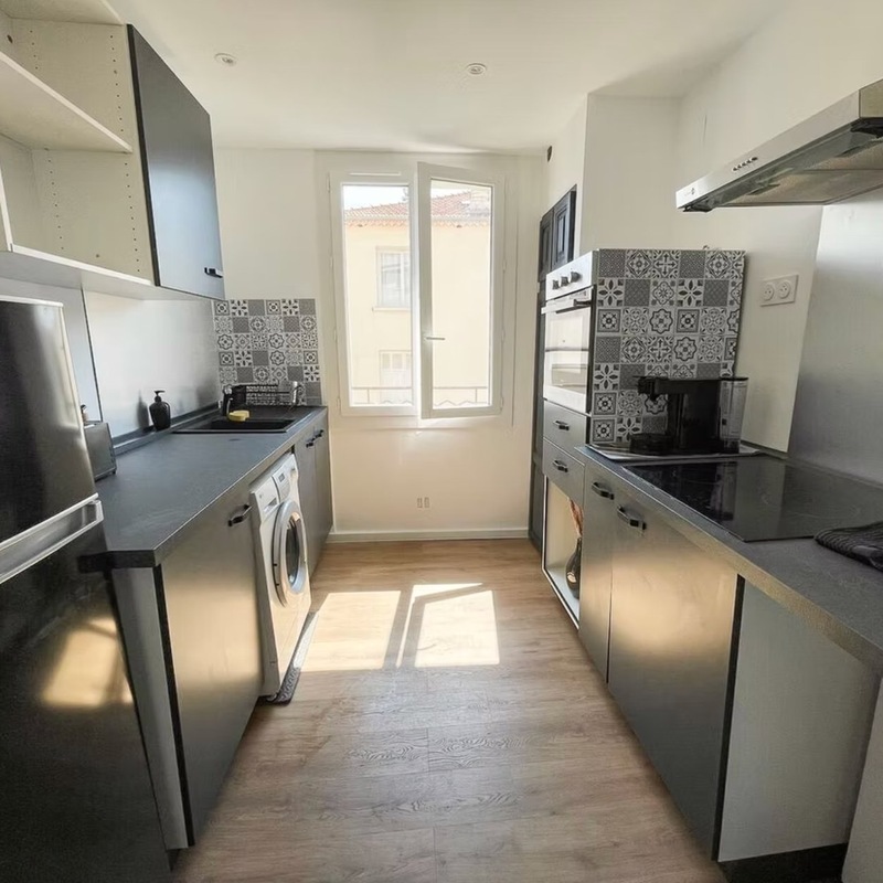Chambre double lumineuse avec miroir — Colocation étudiante Mourillon Toulon