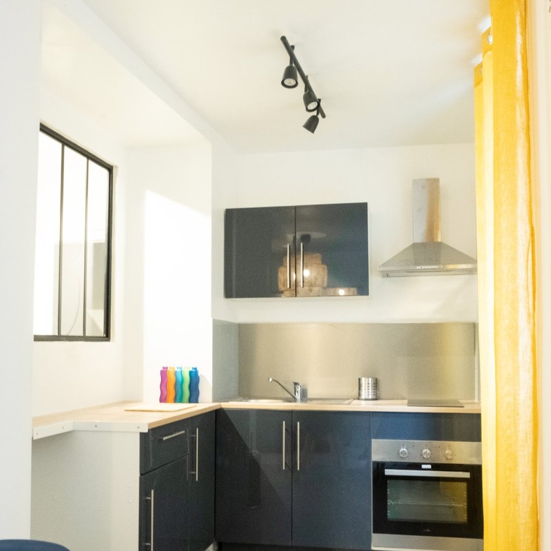 Cuisine équipée avec four et hotte — Studio meublé Mourillon Toulon