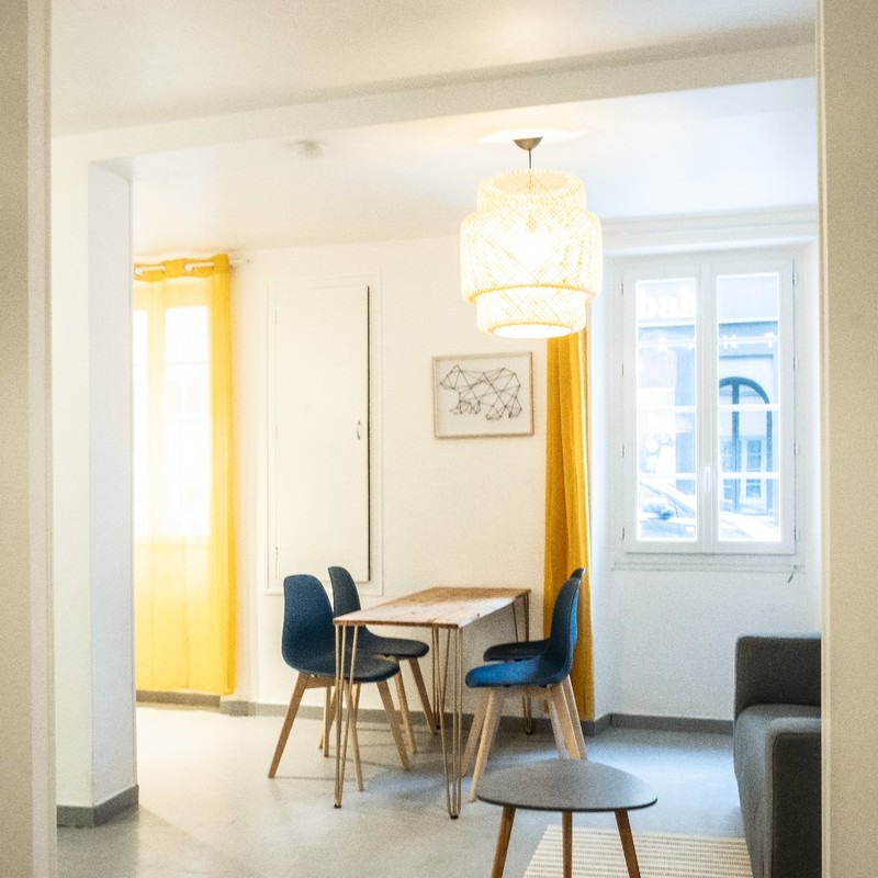 Séjour lumineux avec table à manger — Studio étudiant Toulon