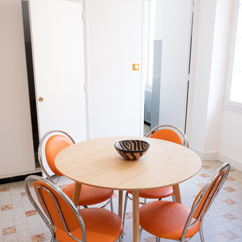 Cuisine avec table ronde et chaises oranges — Logement étudiant Toulon